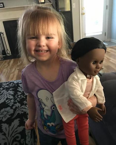 Fetiţa ce rupe bariera rasismului! Răspunsul pe care l-a oferit casierei după ce îşi alesese o păpuşă “diferită ei” va oferi o lecţie preţioasă