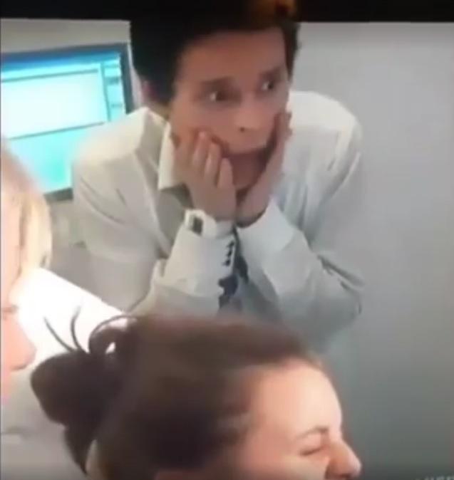 RÂZI CU LACRIMI! Reacția fabuloasă a unui bărbat, când își vede soția născând (VIDEO)