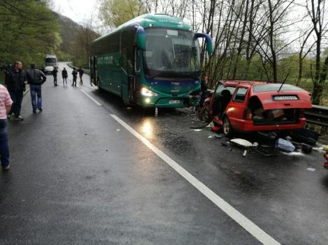 Un autocar cu 28 de pasageri s-a ciocnit frontal cu o maşină pe DN7! Mai multe ambulanțe la fața locului, cinci răniți