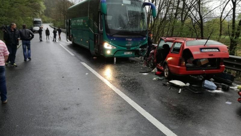 Un autocar cu 28 de pasageri s-a ciocnit frontal cu o maşină pe DN7! Mai multe ambulanțe la fața locului, cinci răniți