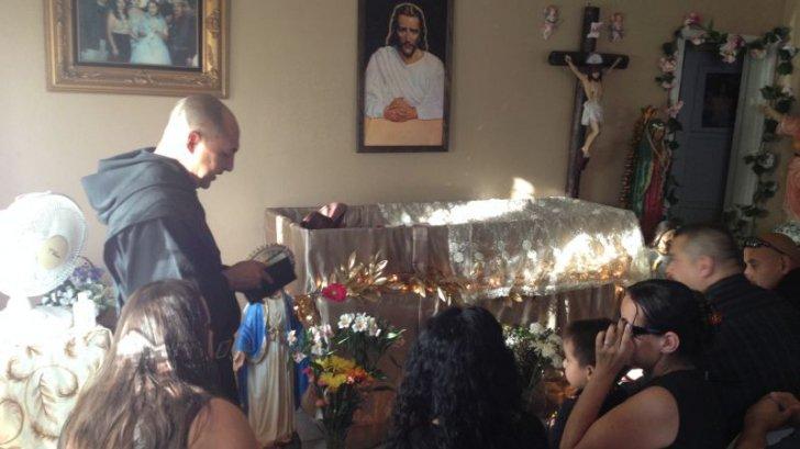 Lacrimile li s-au transformat &icirc;n groază! Se pregăteau să &icirc;nchidă sicriul, c&acirc;nd moarta a &icirc;ntors capul ciudat, și-a privit fiicele și a vorbit