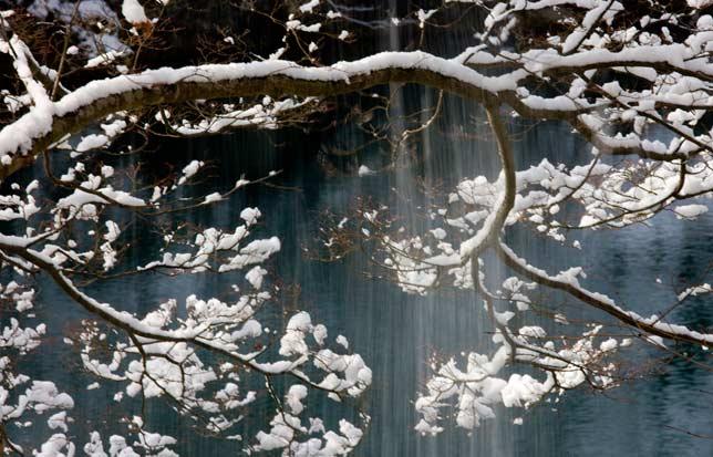 VEZI IMAGINI LIVE! Ninge abundent &icirc;n Rom&acirc;nia, &icirc;n mijlocul primăverii! Se circulă &icirc;n condiții de iarnă, iar drumarii au &icirc;mprăștiat 80 de tone de sare