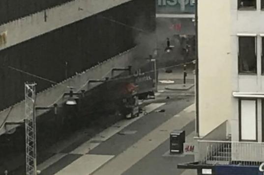 Atentat Stockholm! Un bărbat a intrat cu o maşină &icirc;ntr-un mall din centrul capitalei Suediei. "TIR-ul a fost furat"