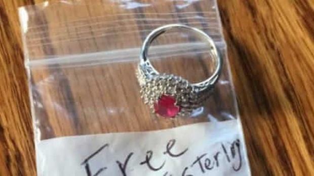 Foto! O femeia a găsit BIJUTERII pe capota maşinii. Ce s-a &icirc;nt&acirc;mplat c&acirc;nd a vrut să le ia