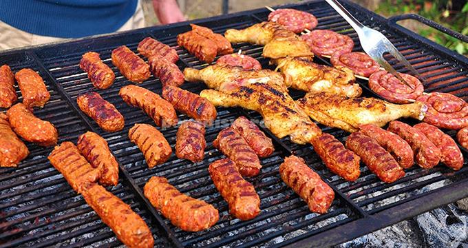 Și rușii sărbătoresc, astăzi, Ziua de 1 MAI. Noi cu micii sf&acirc;r&acirc;ind pe gratare, ei ceva mai organizați