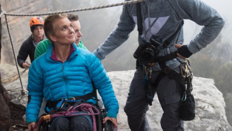 O mamă paralizată coborât munții pe corzi, în scaun cu rotile, cot la cot cu băiețelul ei. GALERIA FOTO care te va emoționa până la lacrimi și povestea din spatele ei!