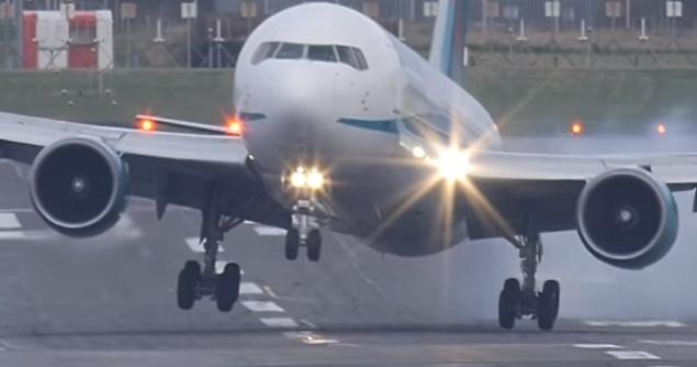 &Icirc;ţi este frică de TURBULENŢE atunci c&acirc;nd eşti &icirc;n aer? Fii atent aici! Cum arată un avion de 120 de tone c&acirc;nd aterizează &icirc;n condiţii nefavorabile