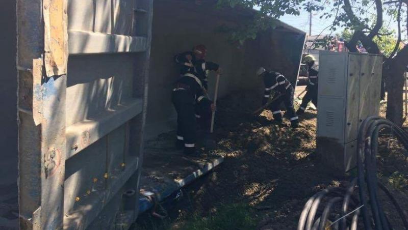 Accident GRAV în Bihor! O autobasculantă încărcată cu pietriş s-a răsturnat peste pietoni. Printre persoanele decedate se află o femeie şi un bebeluş