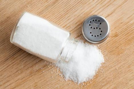 Atenție la acest tip de sare pe care îl folosesc milioane de români! Află lucrurile mai puțin cunoscute despre acest aliment
