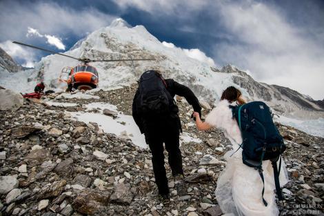 Cea mai nebună nuntă! Şi-au jurat iubire eternă pe muntele Everest iar fotografiile sunt de-a dreptul impresionante!