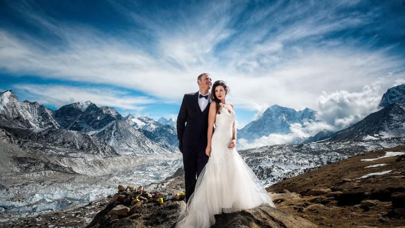 Cea mai nebună nuntă! Şi-au jurat iubire eternă pe muntele Everest iar fotografiile sunt de-a dreptul impresionante!
