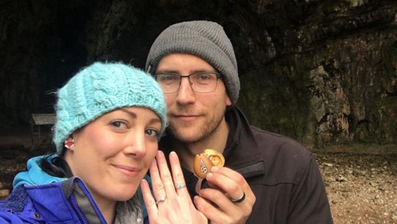A purtat inelul de logodnă cu ea timp de un an fără să ştie. Propunera a fost cu adevărat nebună!