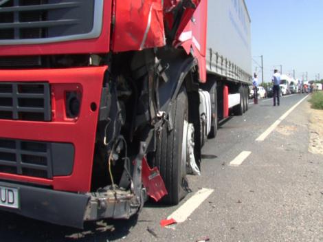 Patru copii și trei adulți, la un pas de tragedie! Accident cumplit pe autostrada Sibiu - Orăștie