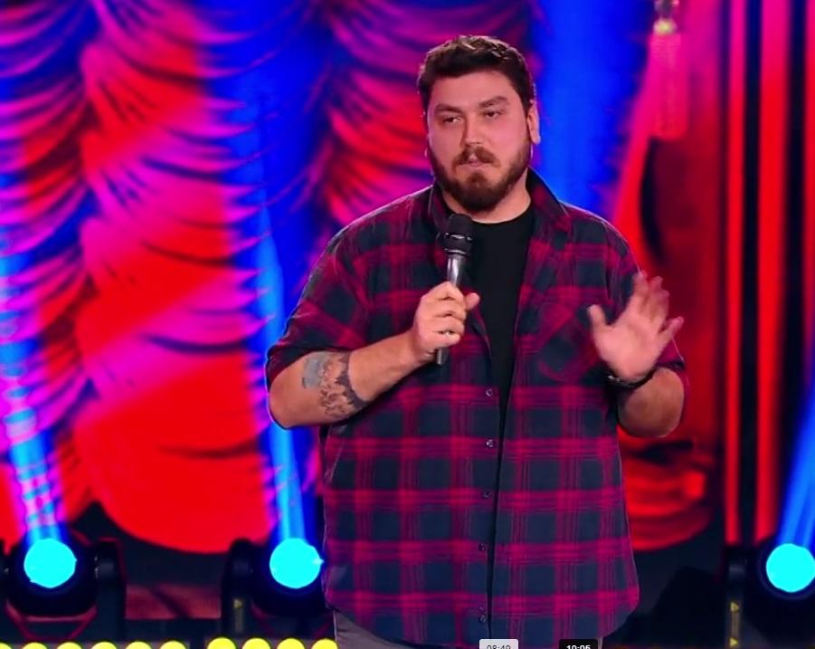 Micutzu s-a născut să facă stand up comedy! „Aș fi pus două babe enoriașe pe post de bodyguard la intrare. Și când vine cineva cu lumânări din altă parte să apară ele: Mă, mamaie...”