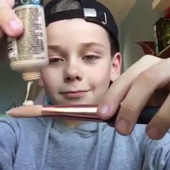 Un puști a pus m&acirc;na pe fondul de ten și pe farduri și s-a machiat mai bine dec&acirc;t  multe femei!