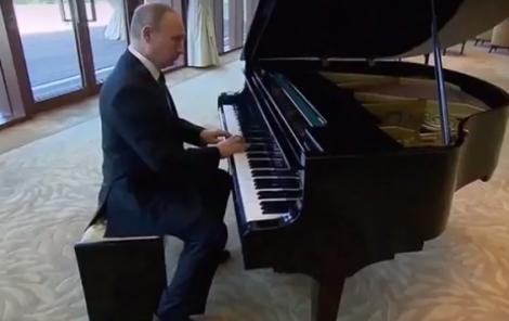 Așteptându-l pe președintele Chinei, Vladimir Putin s-a pus la pian și a început să cânte! Toată lumea din jur a amuțit!