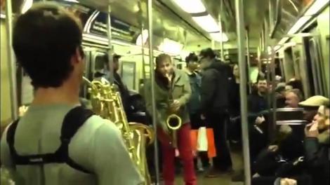Doi tineri s-au pus pe cântat în metrou, dar reacția călătorilor este uluitoare! Vagonul s-a transformat imediat într-un adevărat ring de dans!