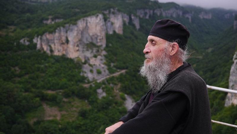 De 24 de ani, un călugăr a ales să locuiască singur, pe o stâncă, la 40 de metri înălțime. Ca și actorul român, Dragos Pâslaru, sihastrul a avut înainte o existență de Don Juan, cu beții și desfrâu