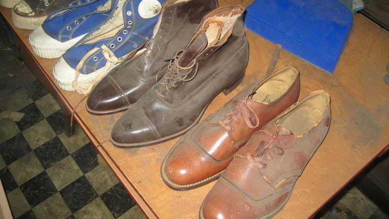 Fabrica de pantofi încremenită în timp! După moartea proprietarului, a fost pus lacătul pe ușă. Sub straturile de praf, stau aliniate pantofii de altădată