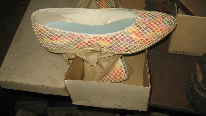 Fabrica de pantofi încremenită în timp! După moartea proprietarului, a fost pus lacătul pe ușă. Sub straturile de praf, stau aliniate pantofii de altădată