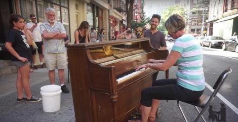 Un artist cânta la pian pe stradă atunci când o trecătoare i-a cerut voie să încerce și ea clapele! Și continuarea i-a hipnotizat pe toți!