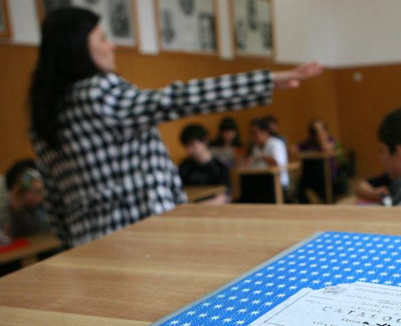 Nică din Humulești, mic copil pe l&acirc;ngă ei! Trei elevi au spart sediul unei şcoli din Rom&acirc;nia, de unde au furat laptopuri, tablete, un televizor şi alte electronice