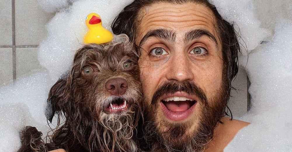 Un c&acirc;ine și stăp&acirc;nul său seamănă izbitor. Cei doi "gemeni" se &icirc;mbracă identic și pozează amuzant: "El este lumina vieții mele"