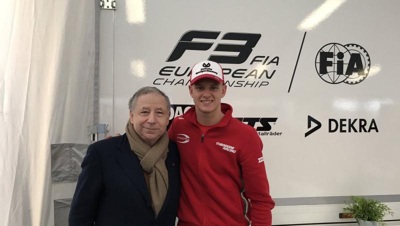 FOTO! Mick, fiul lui Michael Schumacher, are 18 ani și e leit tatăl său! Concurează în Formula 3 și, după cursă, s-a pozat cu mama sa, Corina, și cu fostul șef al echipei Ferrari