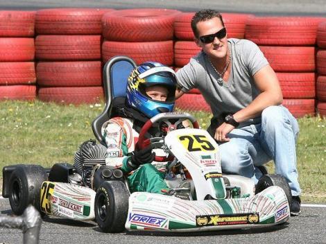 FOTO! Mick, fiul lui Michael Schumacher, are 18 ani și e leit tatăl său! Concurează în Formula 3 și, după cursă, s-a pozat cu mama sa, Corina, și cu fostul șef al echipei Ferrari
