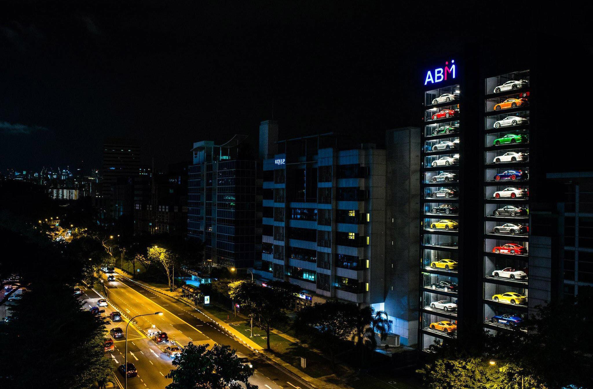 Automatul de mașini de lux este noua senzație! Apeși pe buton și bolidul ajunge la picioarele tale!