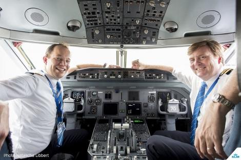 Cum ar fi ca pilotul zborului tău să fie președintele Iohannis? Regele Olandei mai are un job part-time: pilotează, de câteva ori pe lună, curse ale unei companii de linie: ”Evit să-mi spun numele!”