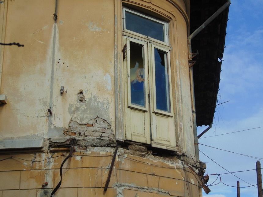 Bucureșteni, grijă mare și spor la treabă! Amenzi de p&acirc;nă la 5.000 de lei pentru proprietarii care nu asigură consolidarea imobilelor din Capitală