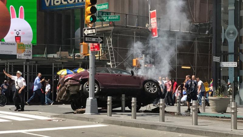 O mașină a intrat în mulțime, în Times Square din New York, cea mai aglomerată piață din lume! Bilanț inițial: un mort și 22 de răniți! UPDATE