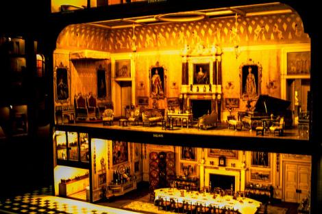Casa de păpuși a Reginei Maria, de la Windsor, o adevărată bijuterie. Lifturi funcţionale, apă potabilă și un garaj plin cu mașini adevărate