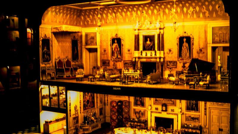 Casa de păpuși a Reginei Maria, de la Windsor, o adevărată bijuterie. Lifturi funcţionale, apă potabilă și un garaj plin cu mașini adevărate