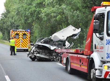 Doi români și-au pierdut viața în Franţa, după ce mașina lor a intrat într-un copac