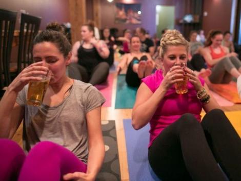 Yoga cu bere, evenimentul sportiv care promite relaxare totală și promovează sănătatea. Organizatorii, luați în vizor de autorități
