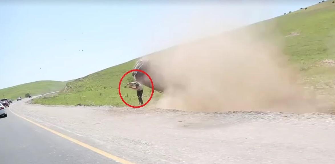 Accident &icirc;nfiorător, surprins de camera video. Un bărbat a zburat din mașina pe care o conducea, după ce s-a răsturnat pe marginea drumului  (VIDEO)