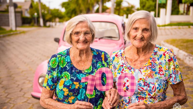 Două surori gemene au împlinit 100 de ani și au fost modele pentru o zi! O galerie foto emoționantă!