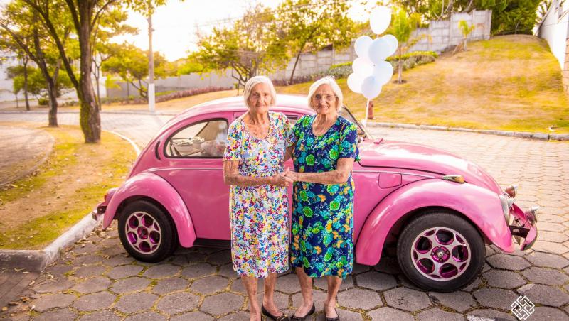 Două surori gemene au împlinit 100 de ani și au fost modele pentru o zi! O galerie foto emoționantă!