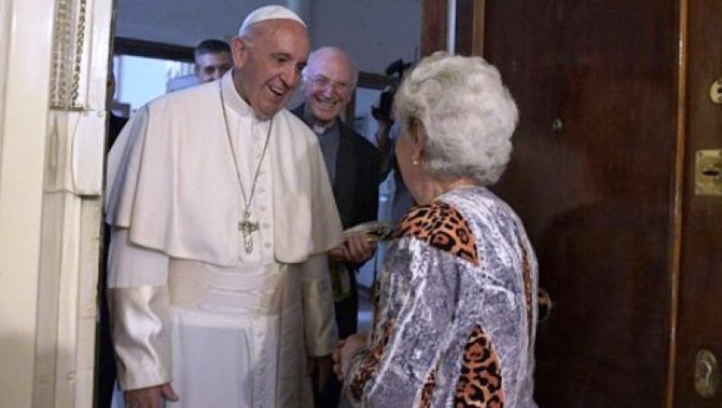 Papa Francisc a bătut la ușa unor români de lângă Roma ”- Deranjez? Sunt Francisc!” - ”Cine?” Oamenii deschid și leșină