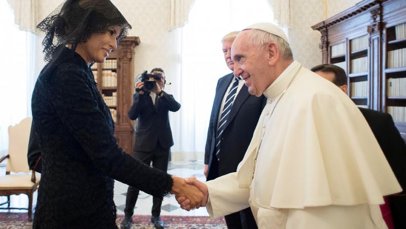 Papa Francisc, glume cu Prima Doamna, pe seama lui Donald Trump: „Ce îi dai să mânânce?