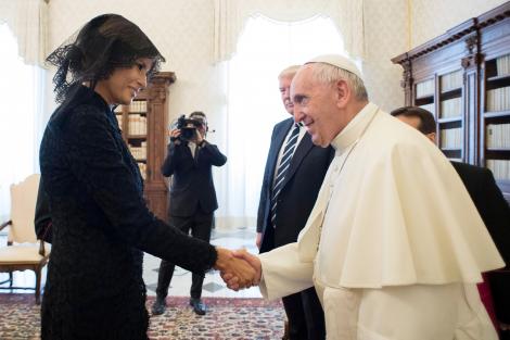 Papa Francisc, glume cu Prima Doamna, pe seama lui Donald Trump: „Ce îi dai să mânânce?"