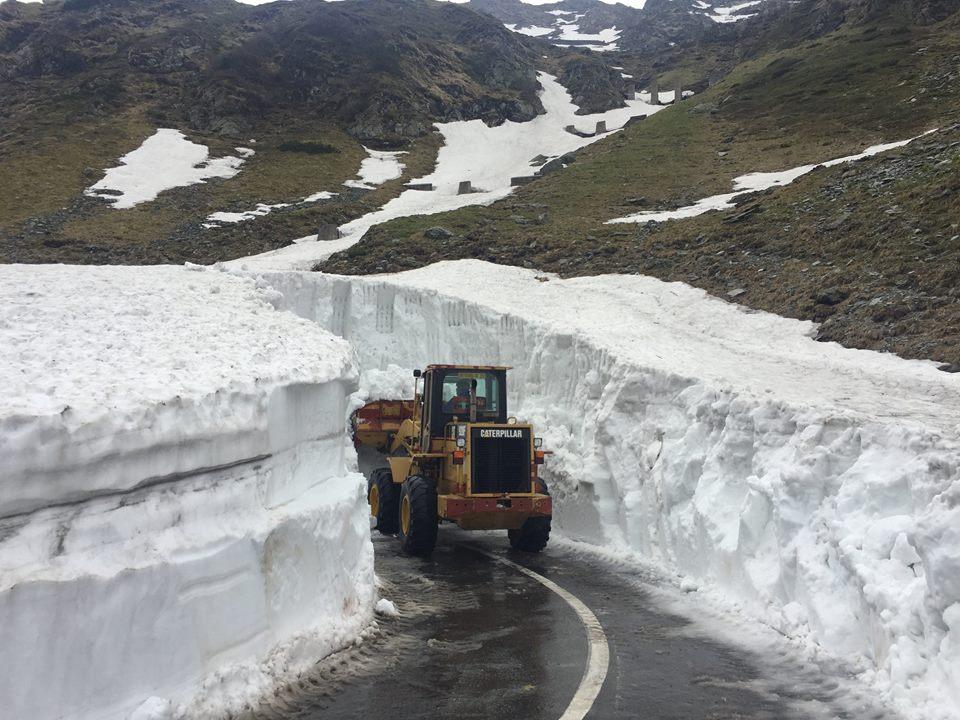 Transfăgărășanul, pregătiri de vară. Zăpada depășește cinci metri &icirc;nălțime, &icirc;n anumite zone. Imagini inedite!