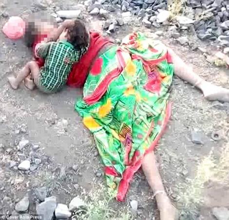 TRAGEDIE. Plângea și căuta cu disperare să sugă laptele de la sânul mamei moarte. Un copilaș de un an și jumătate, din India!