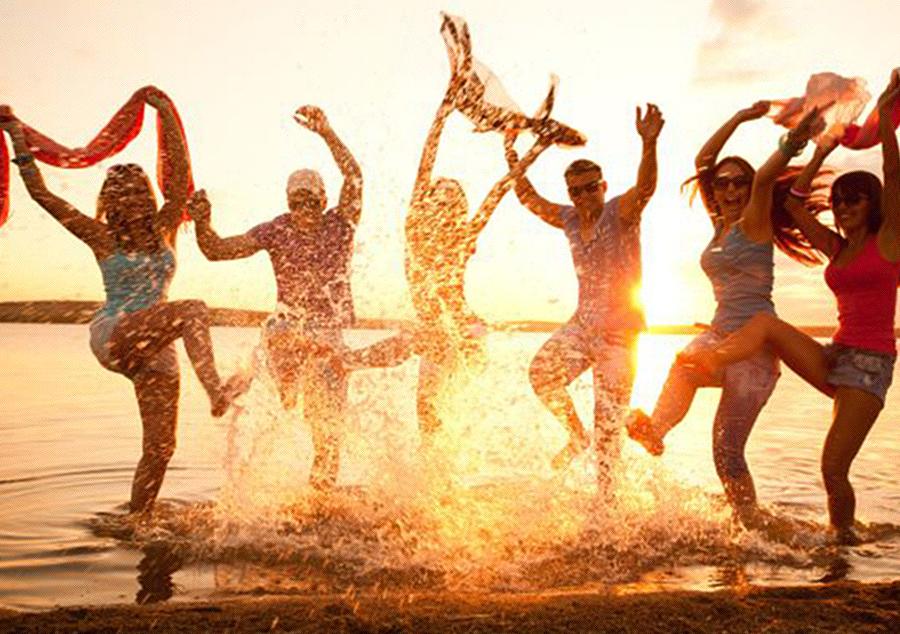 Ne bucurăm de soare, vara asta mergem la mare! 79 de lei de persoană, cazare şi trei mese pe zi, pentru tineri, &icirc;n Centre de Agrement