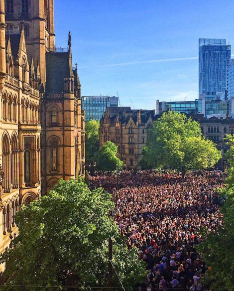 VIDEO la care vei plânge! Mii de englezi au cântat la unison ”Nu privi înapoi cu mânie”, apoi au păstrat un moment de reculegere în memoria morților de la Manchester