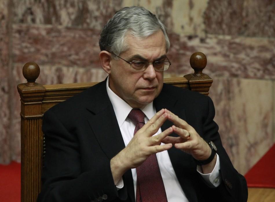 Fostul premier grec Lucas Papademos, rănit &icirc;ntr-o explozie &icirc;n centrul Atenei. Teroriștii atacă din nou?