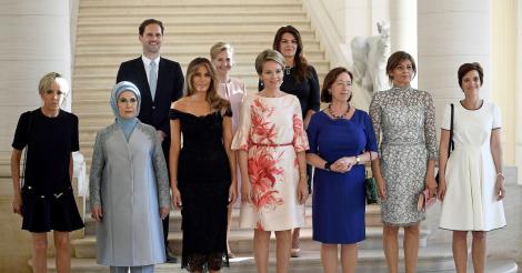 Fotografia virală de la summitul NATO! Cine este bărbatul din grupul soțiilor șefilor de stat?