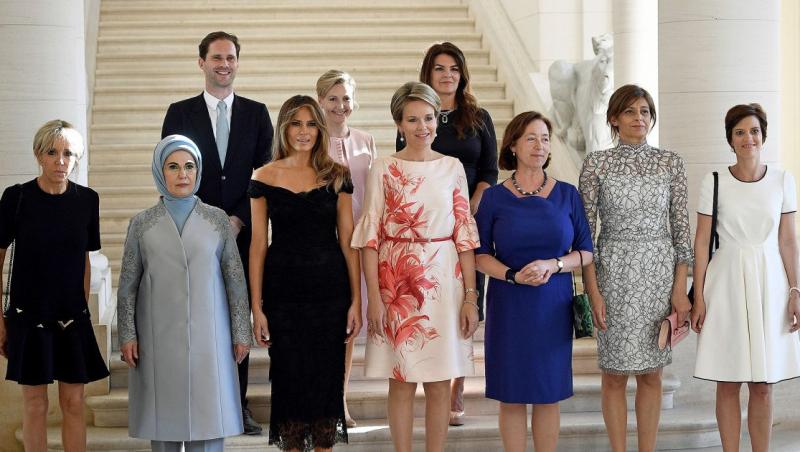 Fotografia virală de la summitul NATO! Cine este bărbatul din grupul soțiilor șefilor de stat?